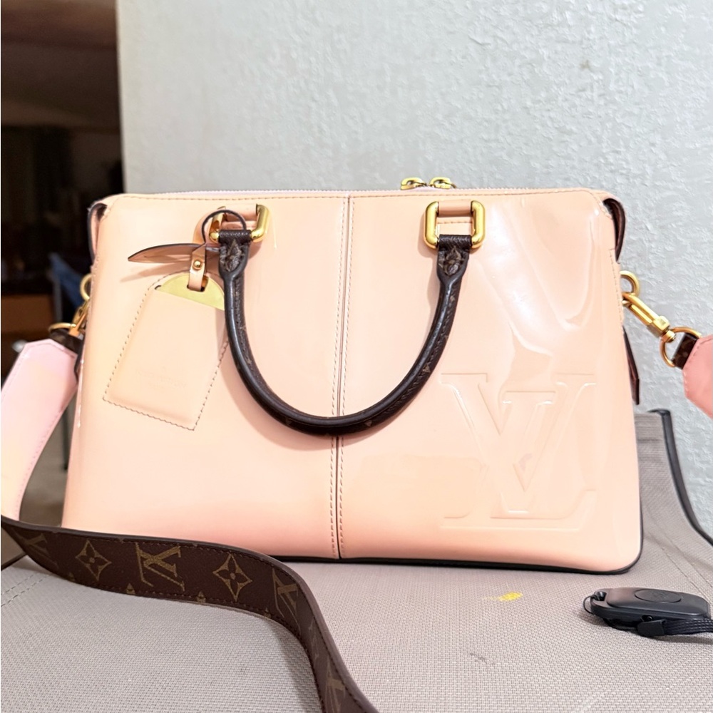 Louis Vuitton
Tote Miroir patent leather handbag